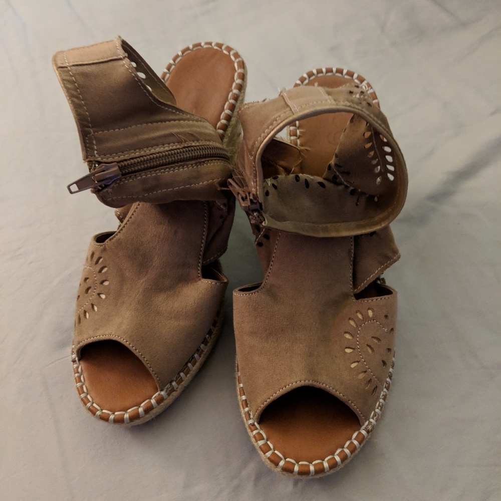 Supercute ankle high sandal